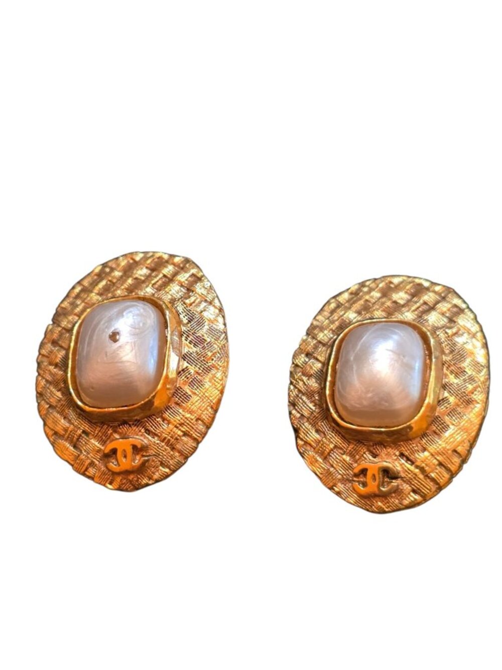 Vintage Authentic Signed Chanel Pearls 2009 #2095 Faux Mabe Pearl Earrings (A157